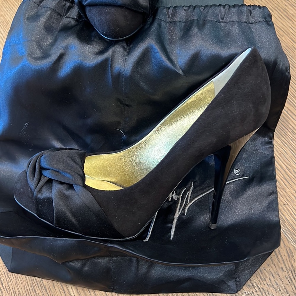 Amazing Giuseppe Zanotti suede and satin pumps. Worn once
